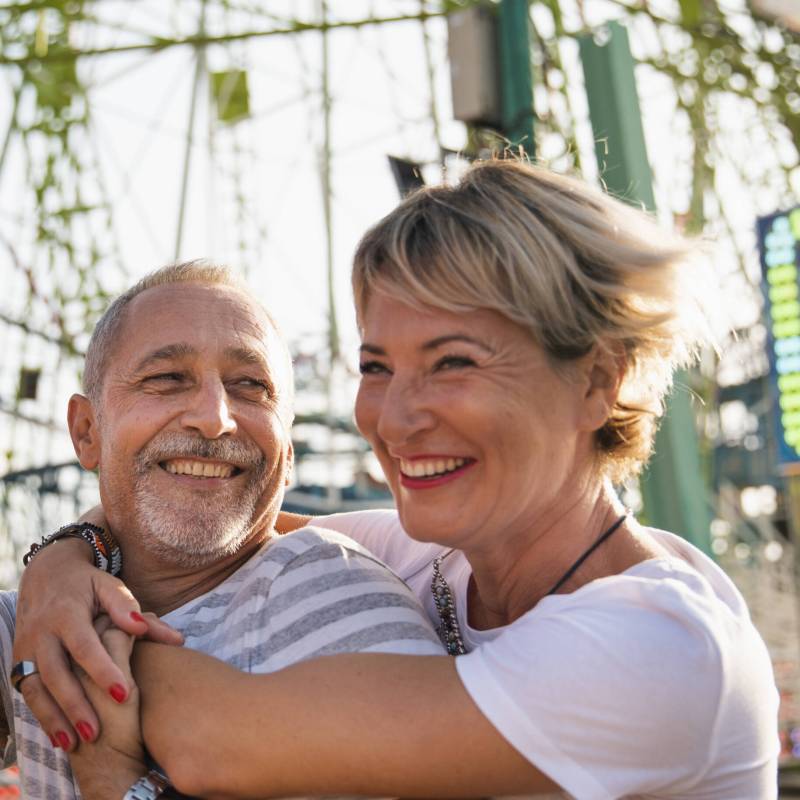 Pareja adultos mayores felices