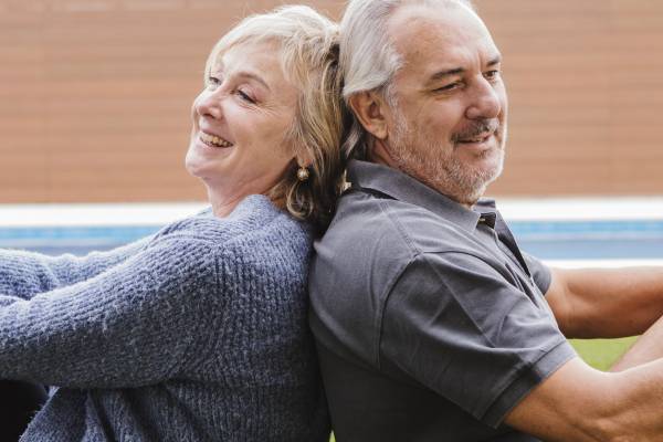 Pareja mayor enamorada jardín